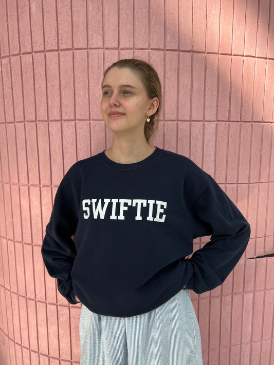 "SWIFTIE" Sweatshirt (Navy)